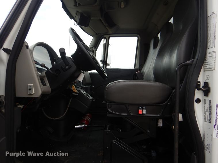 image for item HX9043 2009 International 4400  paper recycling truck