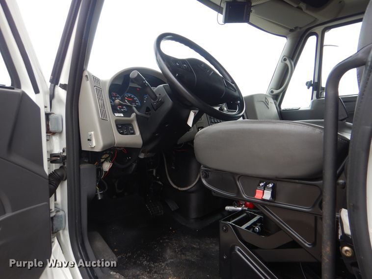 image for item HX9043 2009 International 4400  paper recycling truck