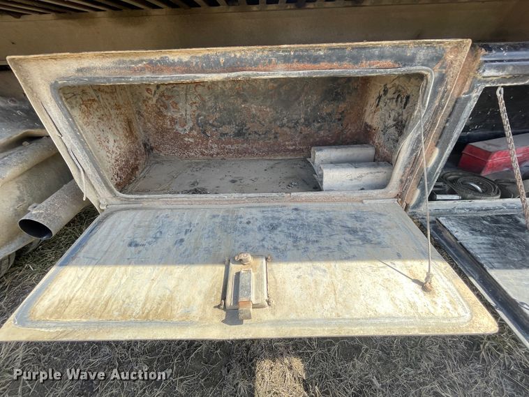 image for item HX9832 1995 Ford F450 Super Duty  rollback truck