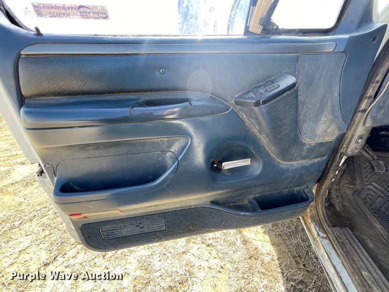 image for item HX9832 1995 Ford F450 Super Duty  rollback truck