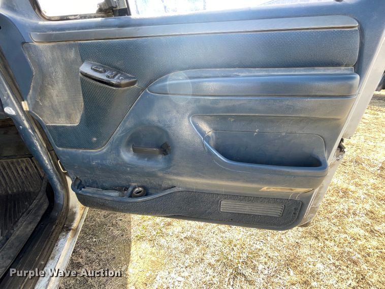 image for item HX9832 1995 Ford F450 Super Duty  rollback truck