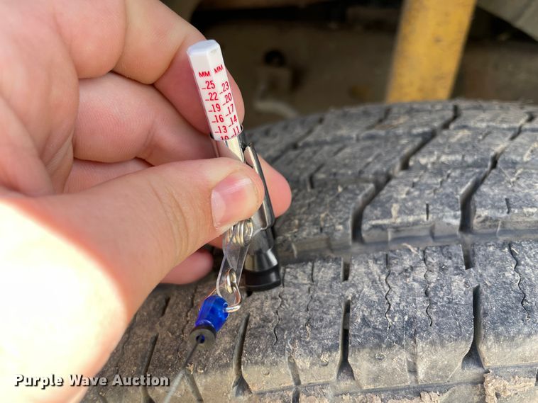 image for item HX9832 1995 Ford F450 Super Duty  rollback truck