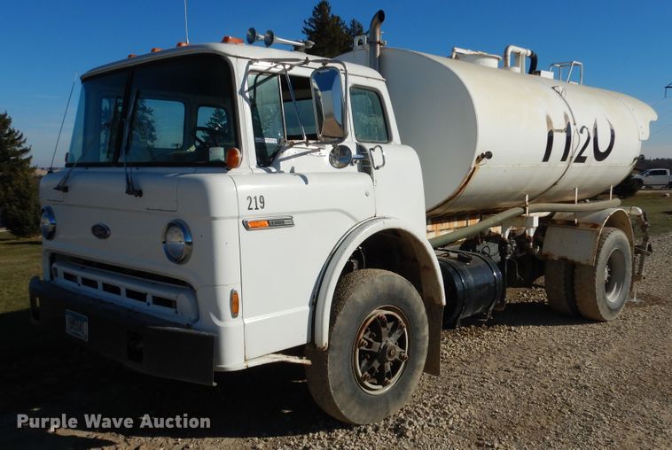image for item AF9910 1987 Ford 8000  water truck