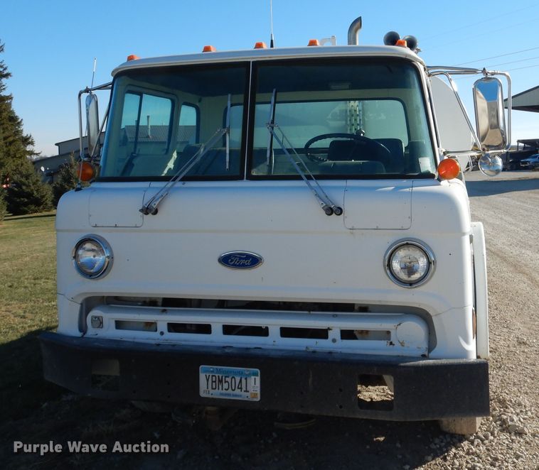 image for item AF9910 1987 Ford 8000  water truck