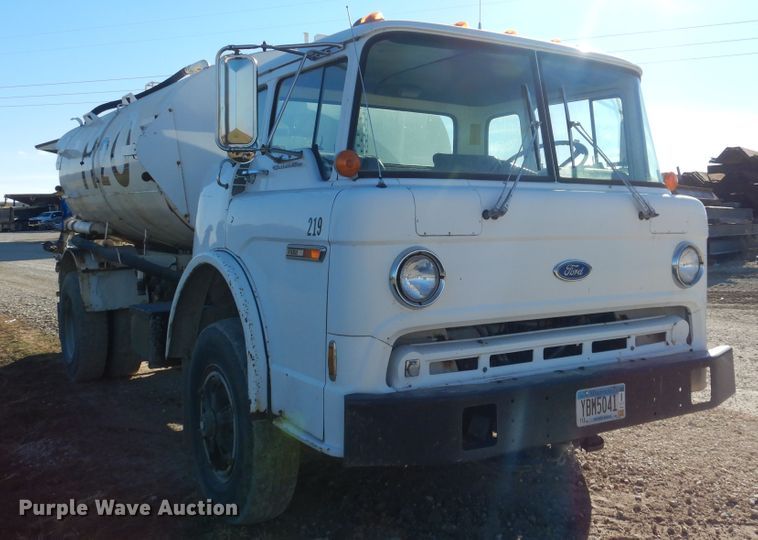 image for item AF9910 1987 Ford 8000  water truck