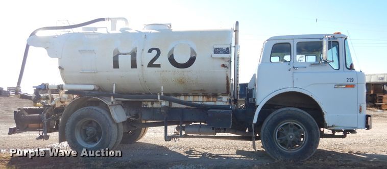 image for item AF9910 1987 Ford 8000  water truck