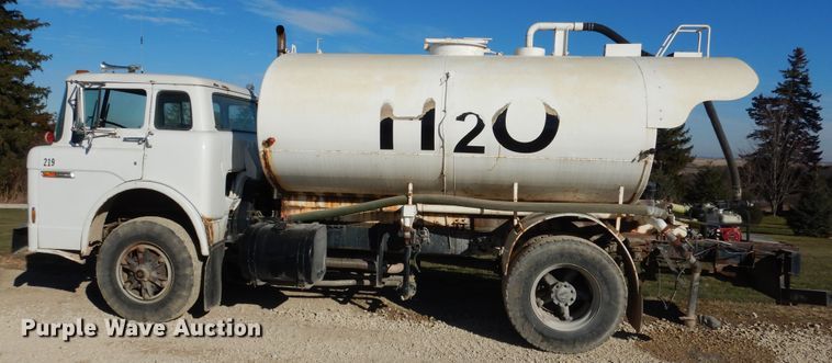 image for item AF9910 1987 Ford 8000  water truck