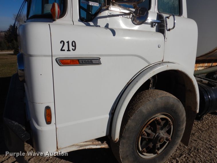 image for item AF9910 1987 Ford 8000  water truck