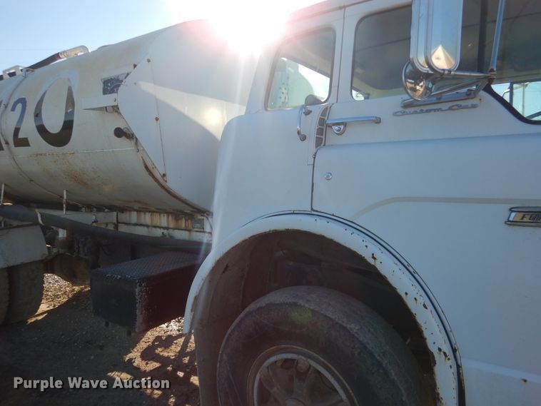 image for item AF9910 1987 Ford 8000  water truck