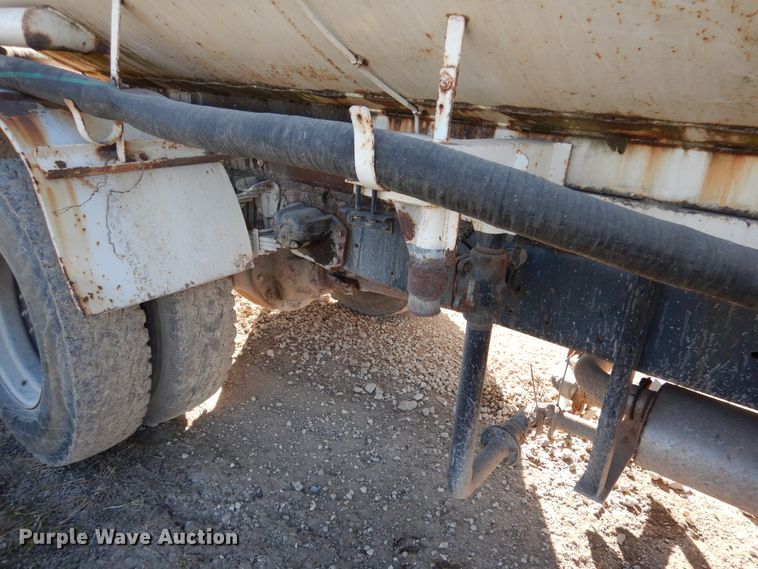 image for item AF9910 1987 Ford 8000  water truck