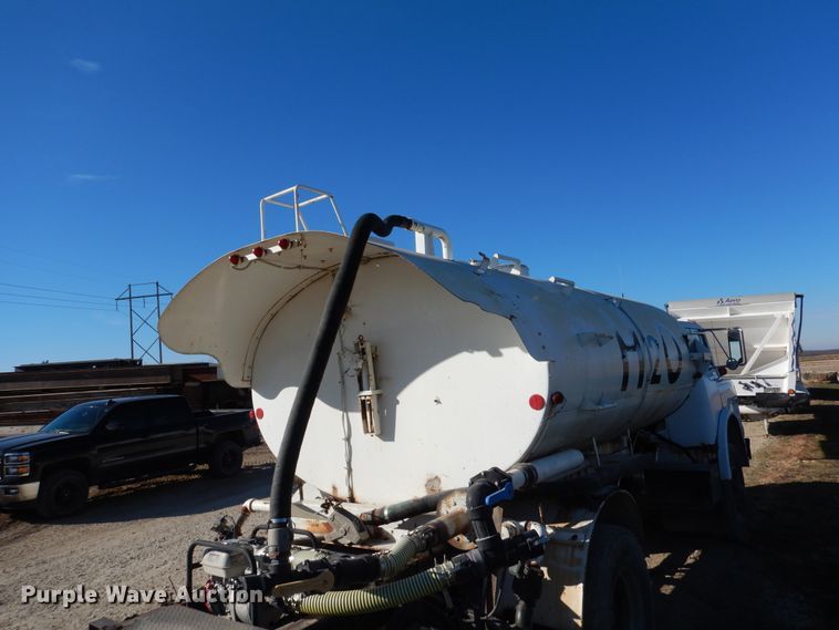 image for item AF9910 1987 Ford 8000  water truck