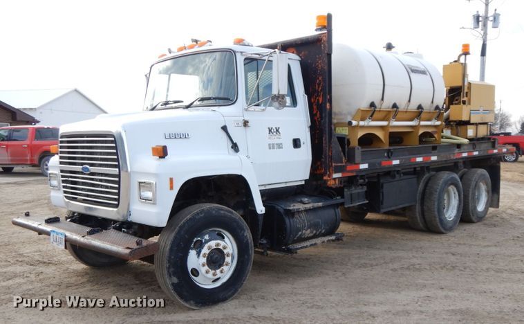 image for item DF6490 1995 Ford L8000  flatbed truck