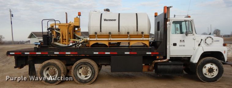 image for item DF6490 1995 Ford L8000  flatbed truck