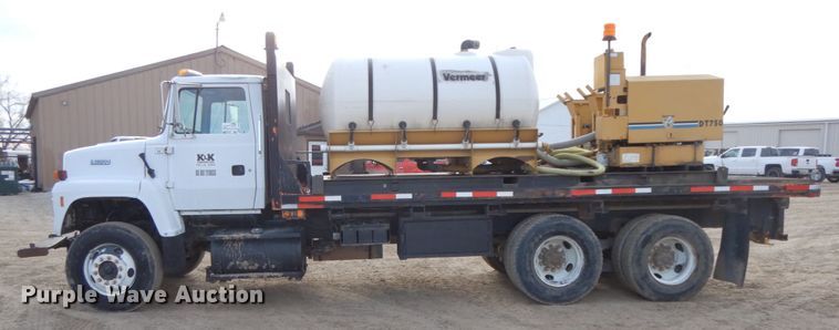 image for item DF6490 1995 Ford L8000  flatbed truck
