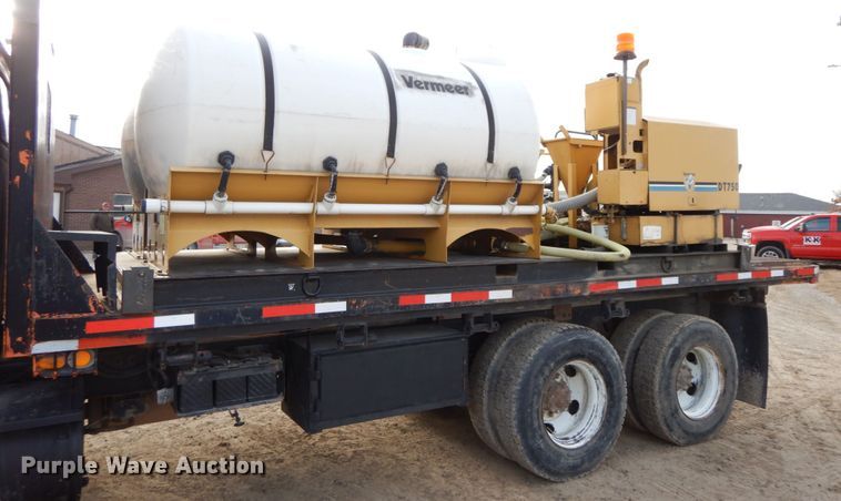 image for item DF6490 1995 Ford L8000  flatbed truck