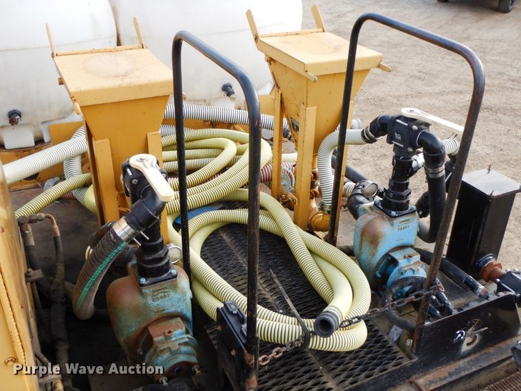 image for item DF6490 1995 Ford L8000  flatbed truck