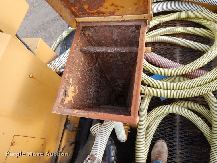 image for item DF6490 1995 Ford L8000  flatbed truck