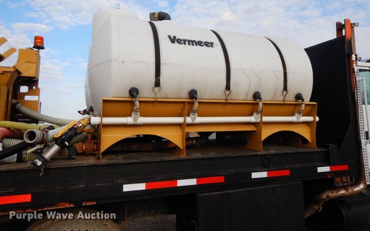 image for item DF6490 1995 Ford L8000  flatbed truck