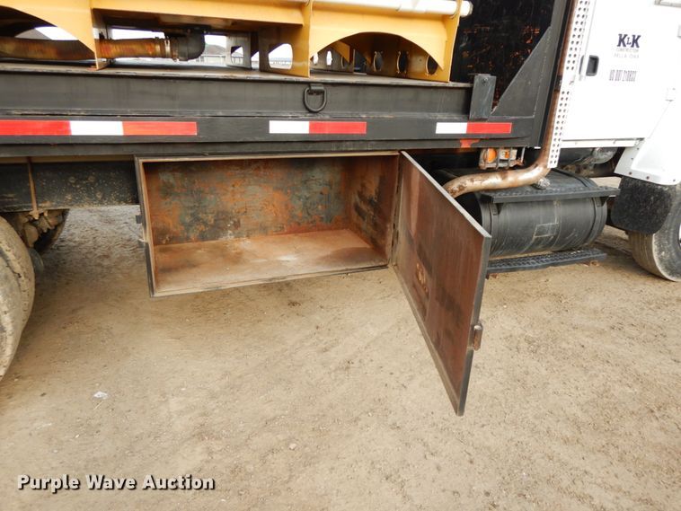 image for item DF6490 1995 Ford L8000  flatbed truck