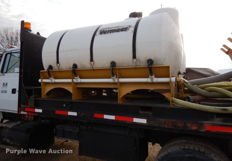 image for item DF6490 1995 Ford L8000  flatbed truck