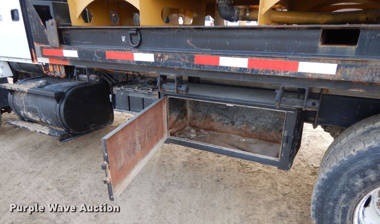 image for item DF6490 1995 Ford L8000  flatbed truck