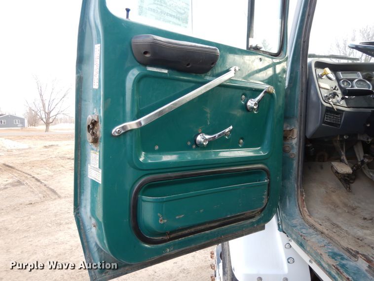 image for item DF6490 1995 Ford L8000  flatbed truck