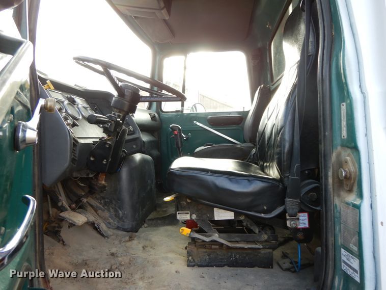 image for item DF6490 1995 Ford L8000  flatbed truck