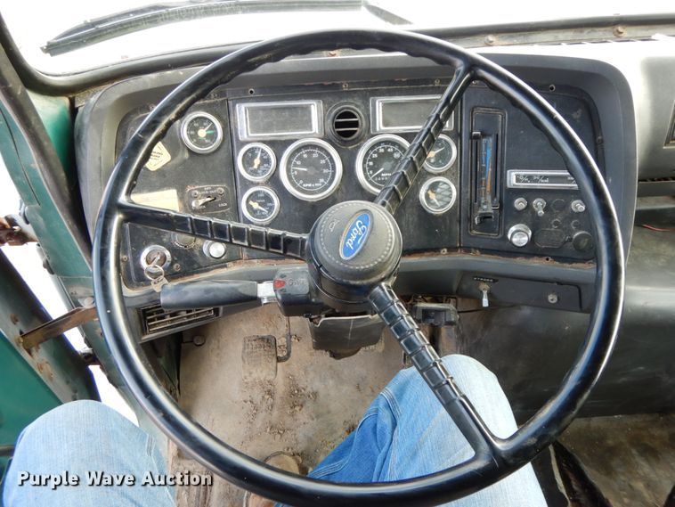 image for item DF6490 1995 Ford L8000  flatbed truck