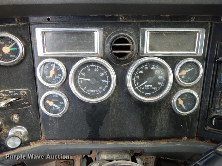 image for item DF6490 1995 Ford L8000  flatbed truck