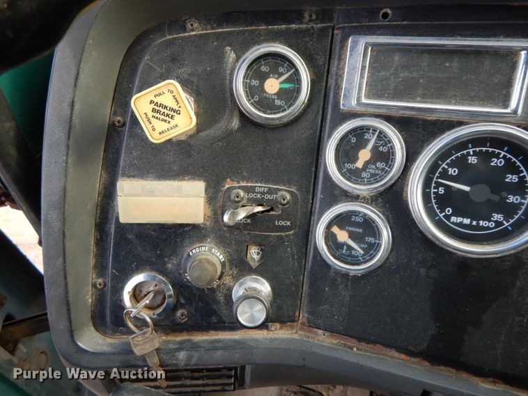 image for item DF6490 1995 Ford L8000  flatbed truck