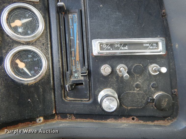 image for item DF6490 1995 Ford L8000  flatbed truck