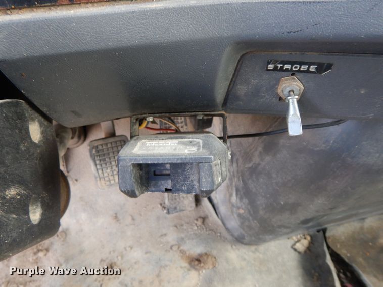 image for item DF6490 1995 Ford L8000  flatbed truck