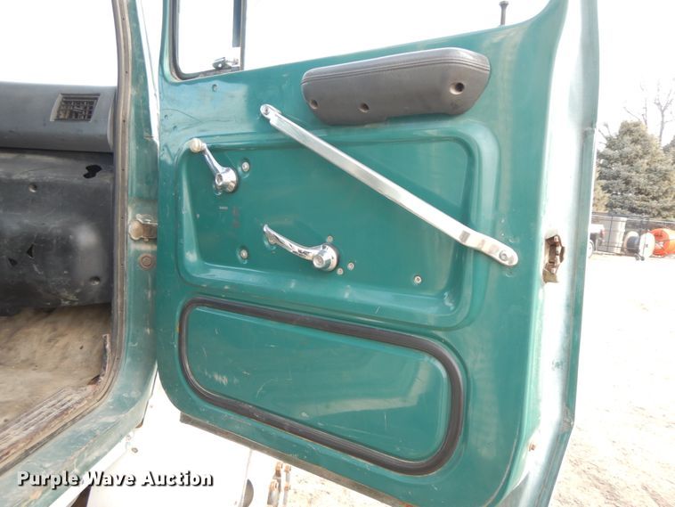 image for item DF6490 1995 Ford L8000  flatbed truck