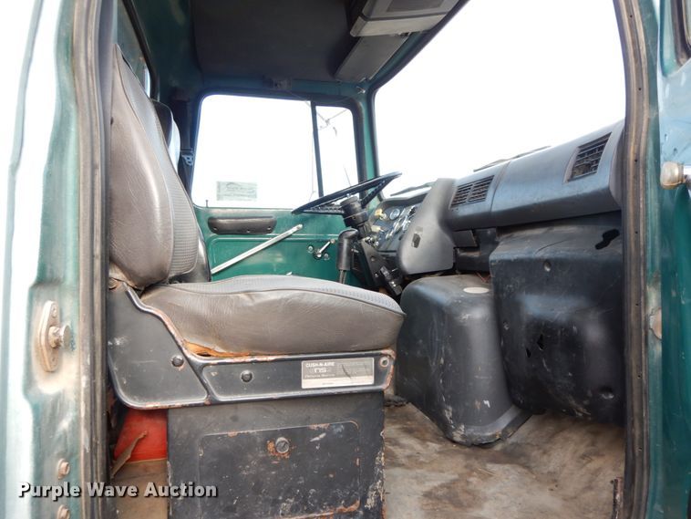 image for item DF6490 1995 Ford L8000  flatbed truck