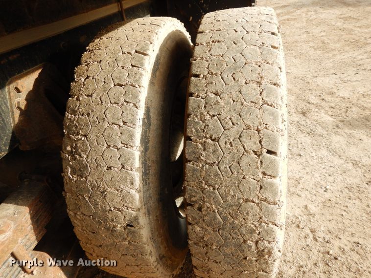 image for item DF6490 1995 Ford L8000  flatbed truck