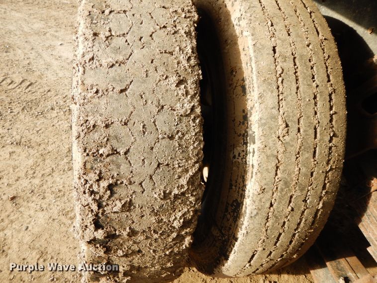 image for item DF6490 1995 Ford L8000  flatbed truck