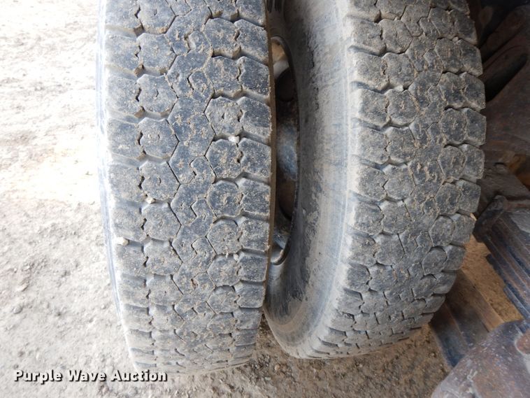 image for item DF6490 1995 Ford L8000  flatbed truck