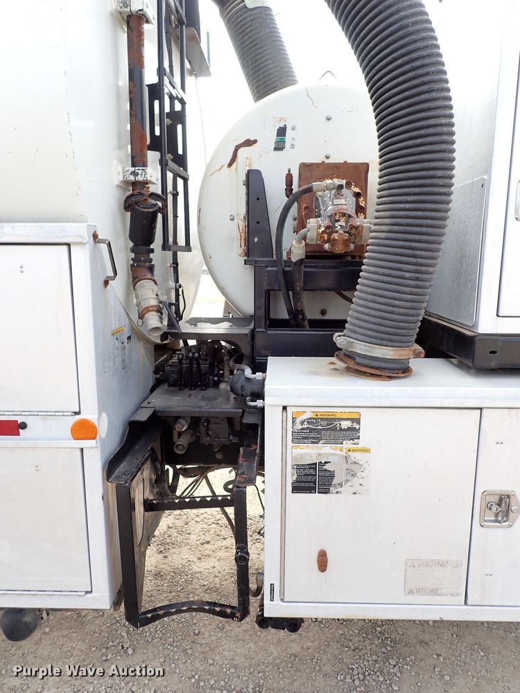 image for item DJ0085 2007 International 7600  hydrovac truck