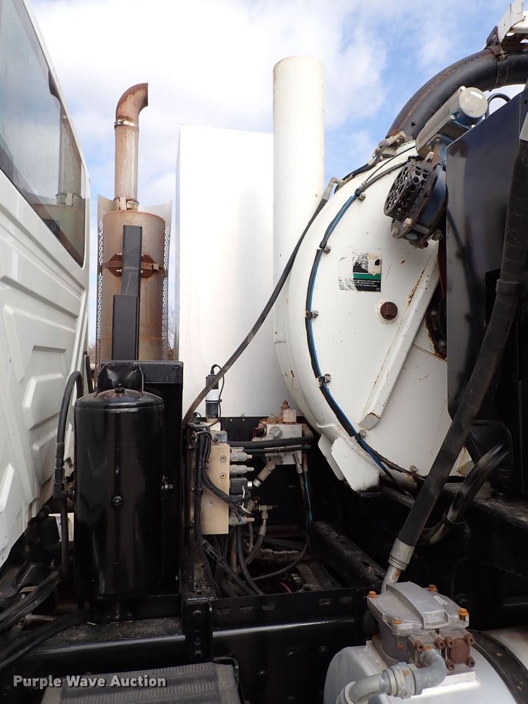 image for item DJ0085 2007 International 7600  hydrovac truck