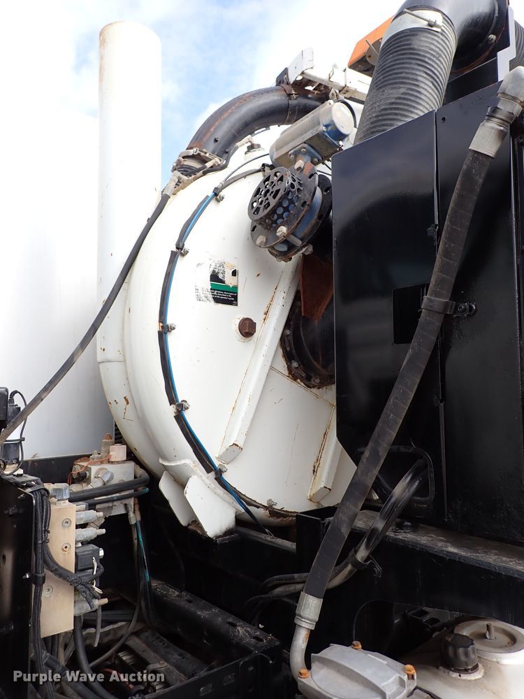 image for item DJ0085 2007 International 7600  hydrovac truck