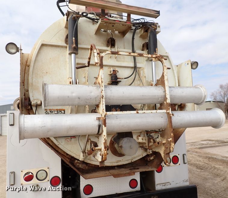 image for item DJ0085 2007 International 7600  hydrovac truck