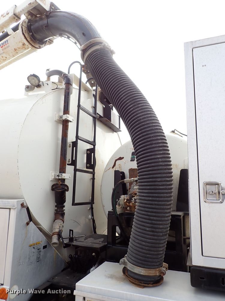 image for item DJ0085 2007 International 7600  hydrovac truck