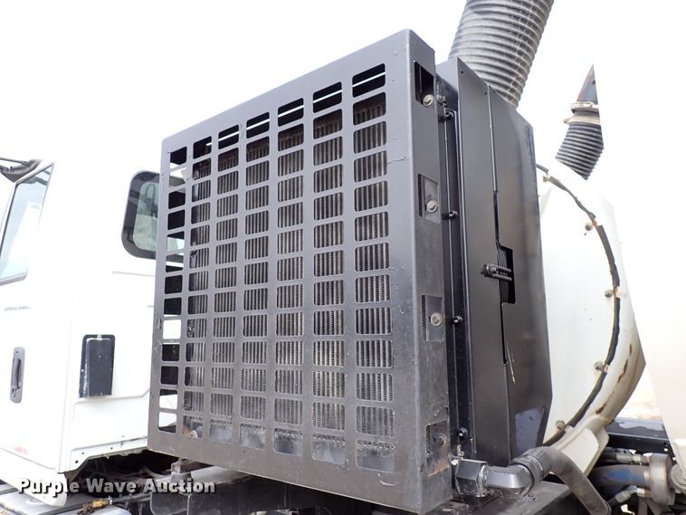 image for item DJ0085 2007 International 7600  hydrovac truck