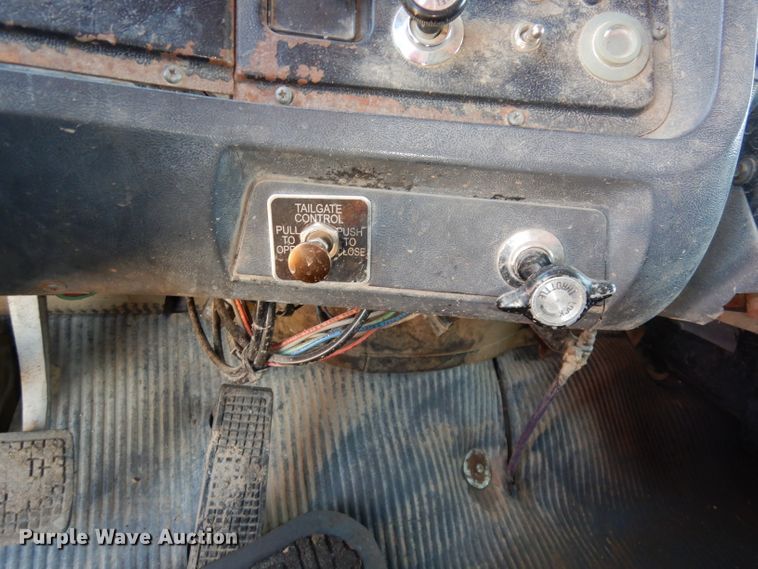 image for item DJ2886 1995 Ford L8000  dump truck