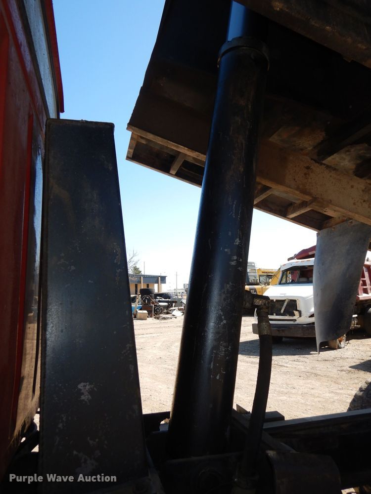 image for item DJ2886 1995 Ford L8000  dump truck