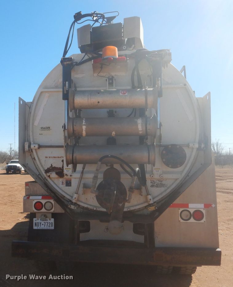 image for item DJ8828 2009 International 7600  hydrovac truck