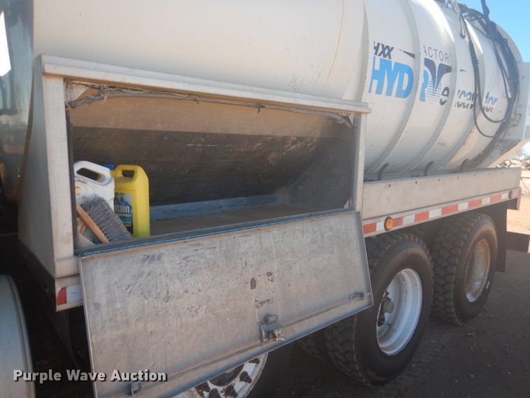 image for item DJ8828 2009 International 7600  hydrovac truck