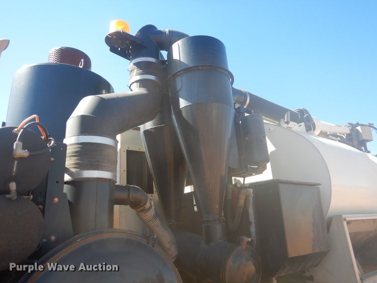 image for item DJ8828 2009 International 7600  hydrovac truck