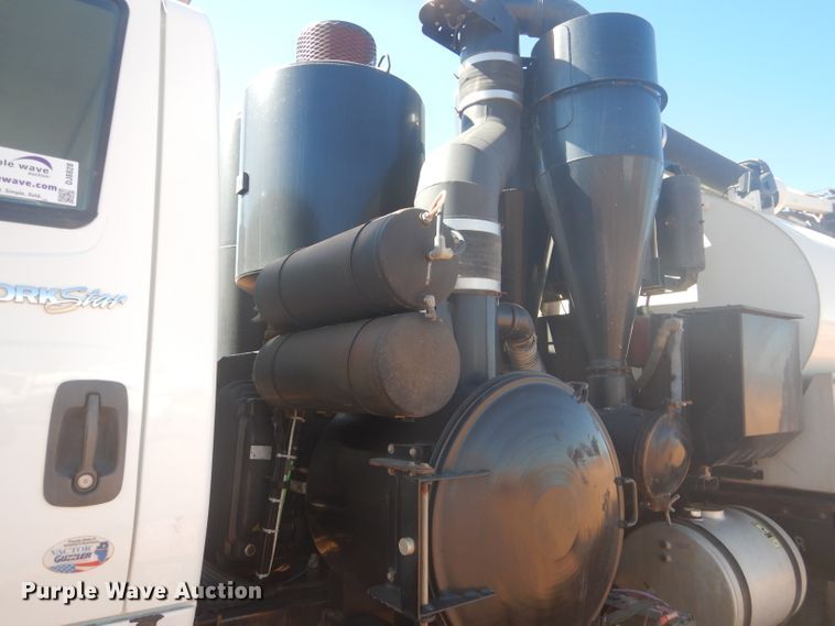 image for item DJ8828 2009 International 7600  hydrovac truck