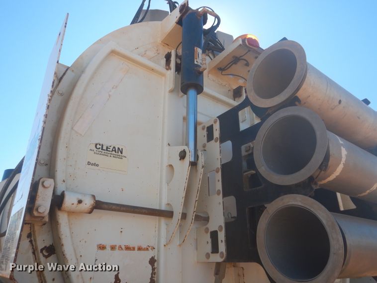 image for item DJ8828 2009 International 7600  hydrovac truck